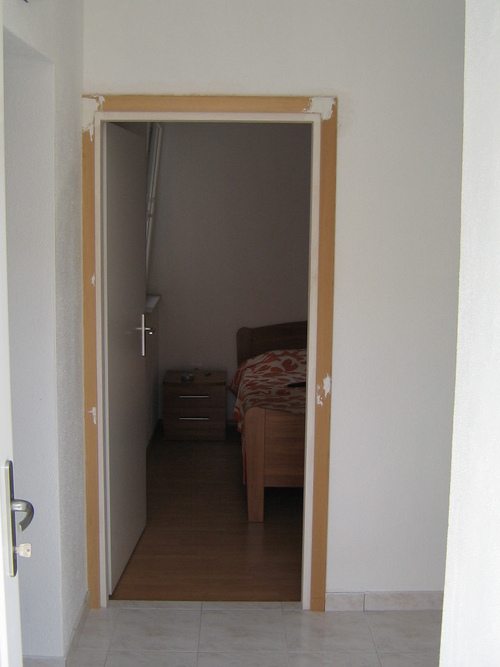 Ulaz u apartman i vrata ka jednoj sobi - Thetaworld™ agencija za nekretnine